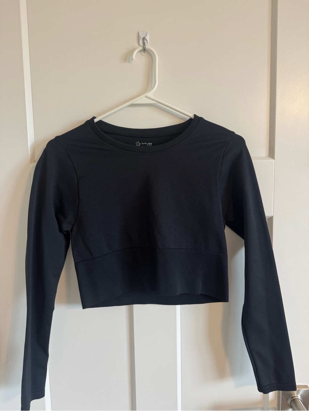 Cropped Long-Sleeve Crewneck Top - Black